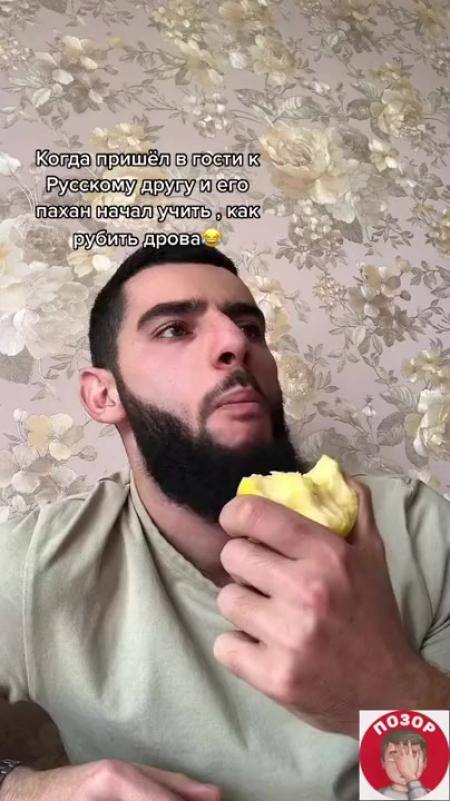 Юш шп п Как рубить правильно дрова для этого нужно поставить на чурку ...