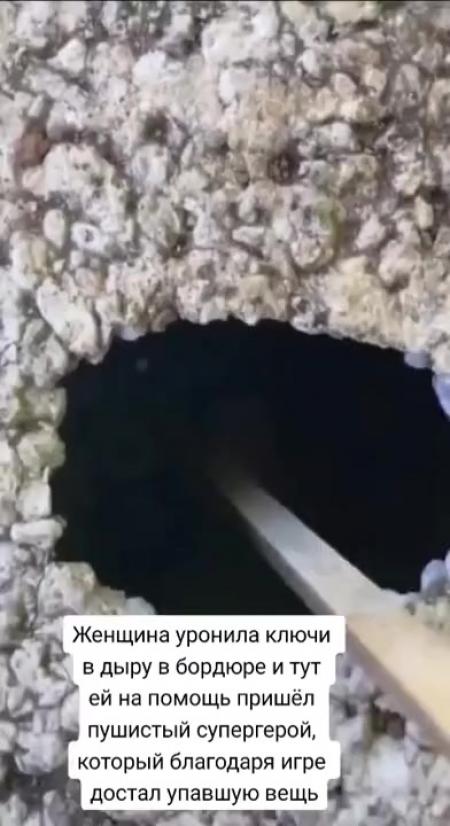 Палка на скотче. Приспособления для доставания упавших болтиков. Как достать из трубы предмет. Приспособление для захвата с пола. Как достать упавшую вещь.