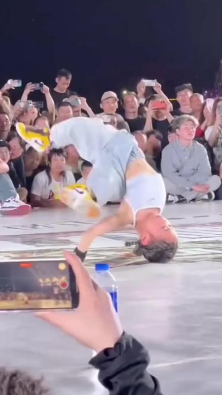 Забавные люди. Горилла смешная. Приколы чувак видео. Смешной мужик. Оригинальные фото на пляже.